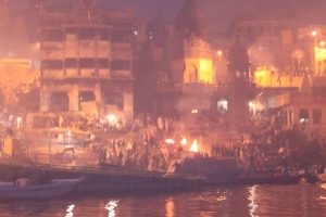 Manikarnika Ghât et ses bûchers depuis un bateau, seul moyen de photographier le site