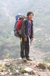 Tuk, 22 ans, etudiant en fac de commerce a Pokhara er porteur. Avril, 2013